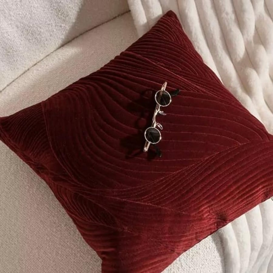 غطاء خدادية احمر داكن بتصميم متموج بارز