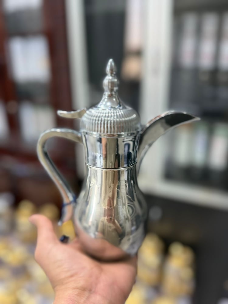 دلة قهوة لون فضي فاخرة
