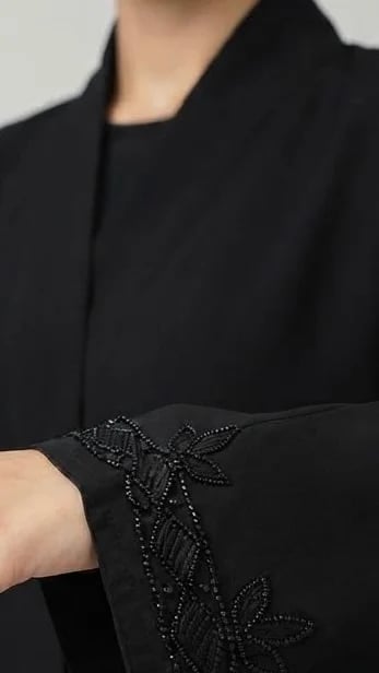 عباية سوداء بتطريز ناعم على الأكمام