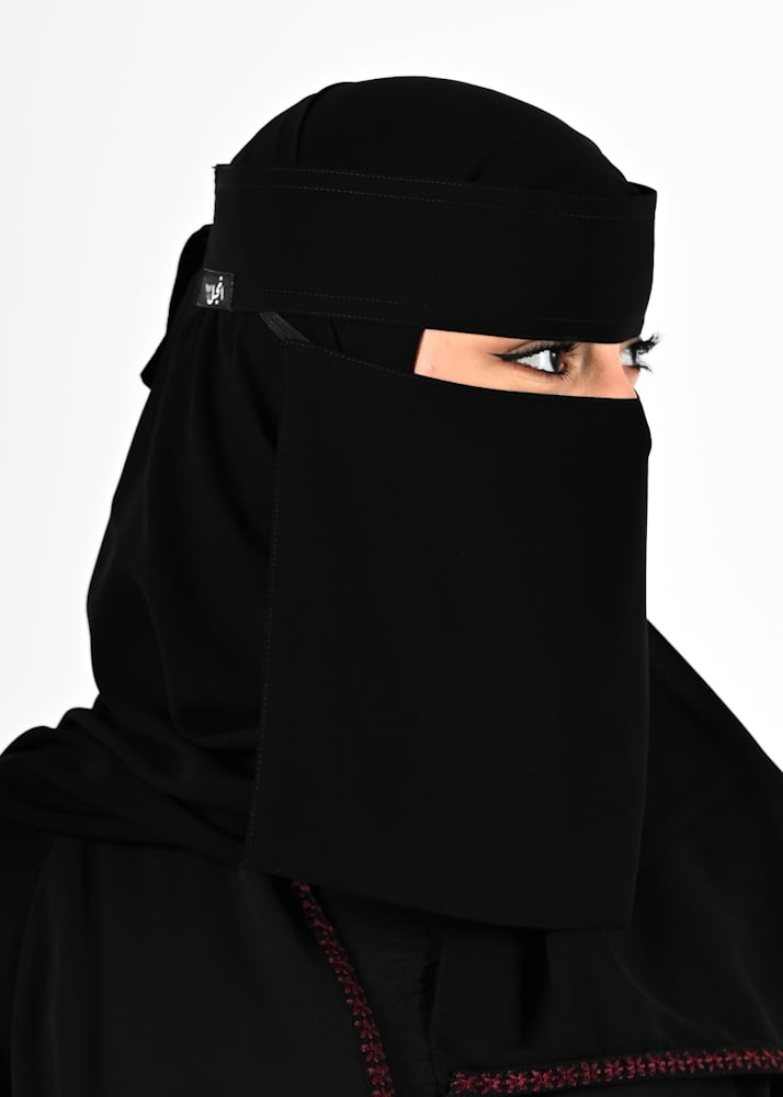نقاب اسود مقاس وسط بمطاط مائل