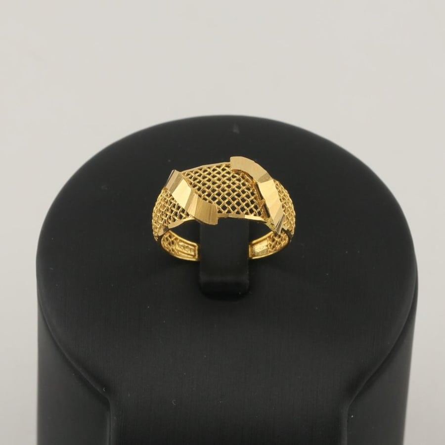 A mesh gold ring with shiny eye-catching lines - 21 karat