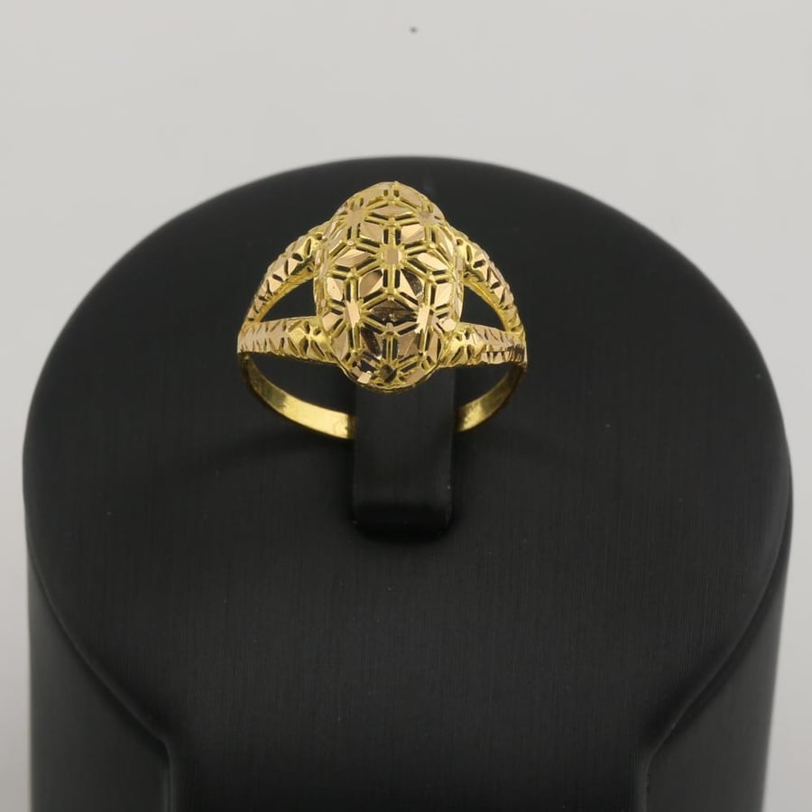 Decorative oval-shaped gold ring - 21 karat