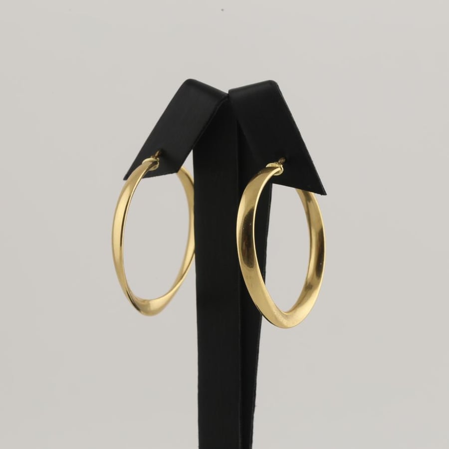 A circular gold ring - 18 karat