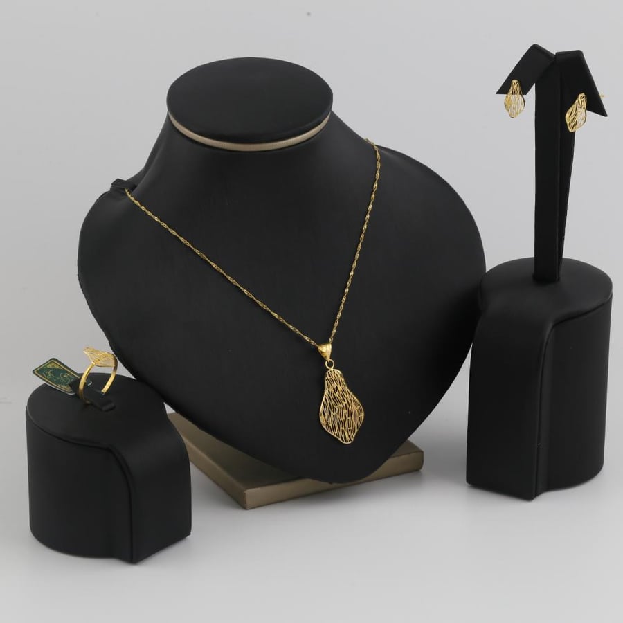 Half a gold set with a decorative geometric design - 21 karat