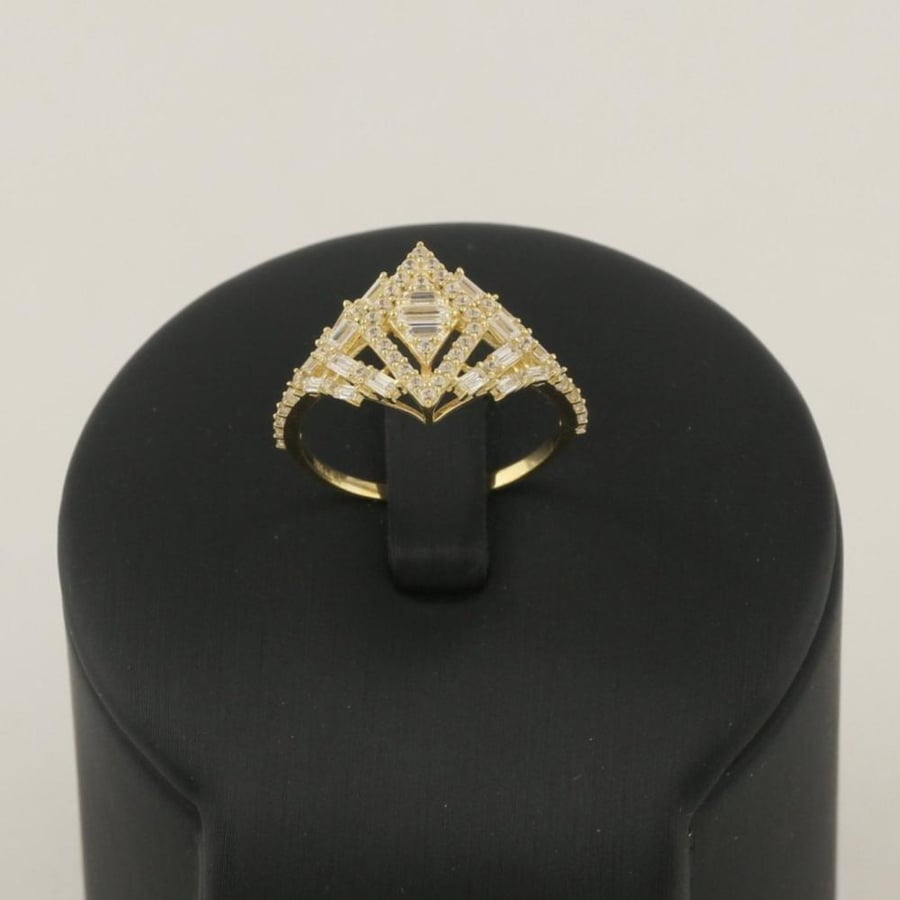 Gold ring with a specific intertwined shiny design - 18 karat