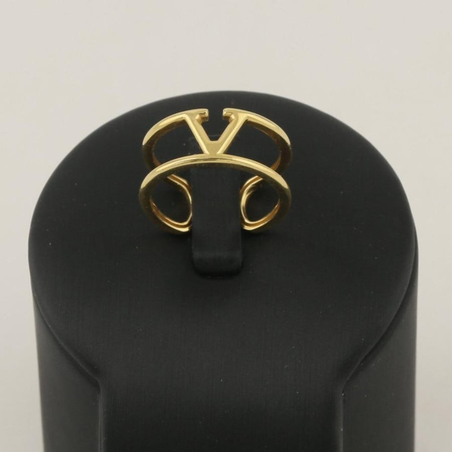 Gold ring with V letter design - 18 karat