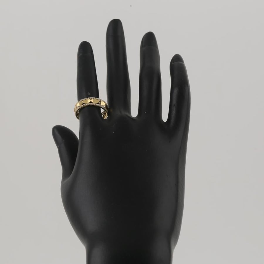 Oval gold ring with shiny edges - 18 karat