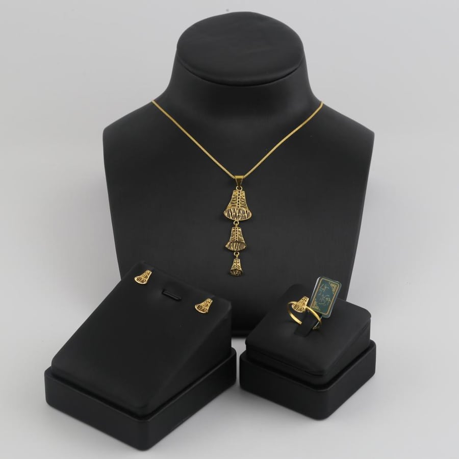 Half gold set with engraved decorative geometric comments - 21 karat