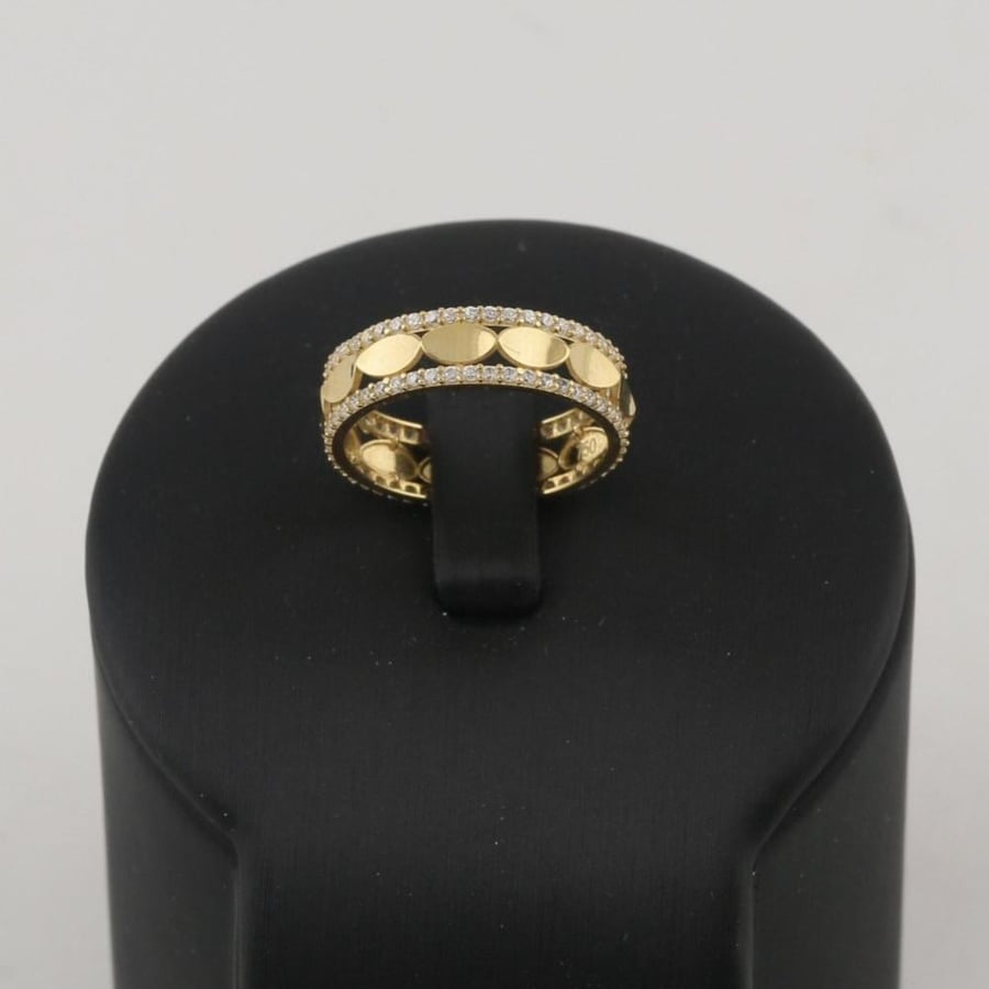 Oval gold ring with shiny edges - 18 karat
