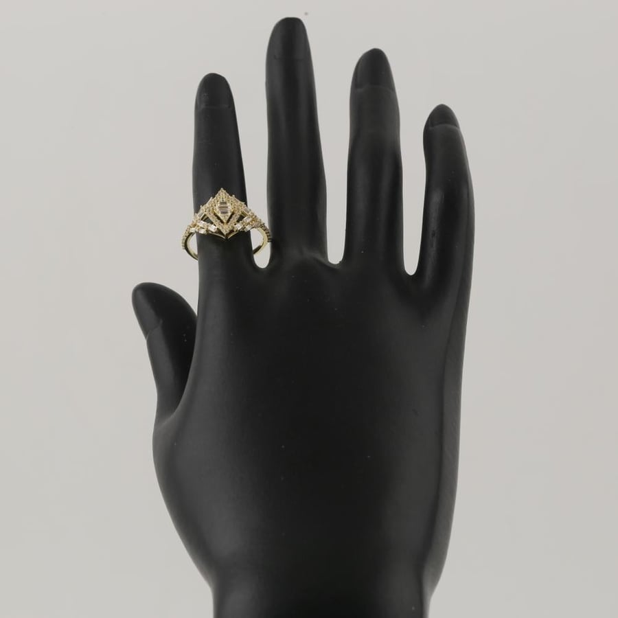 Gold ring with a specific intertwined shiny design - 18 karat