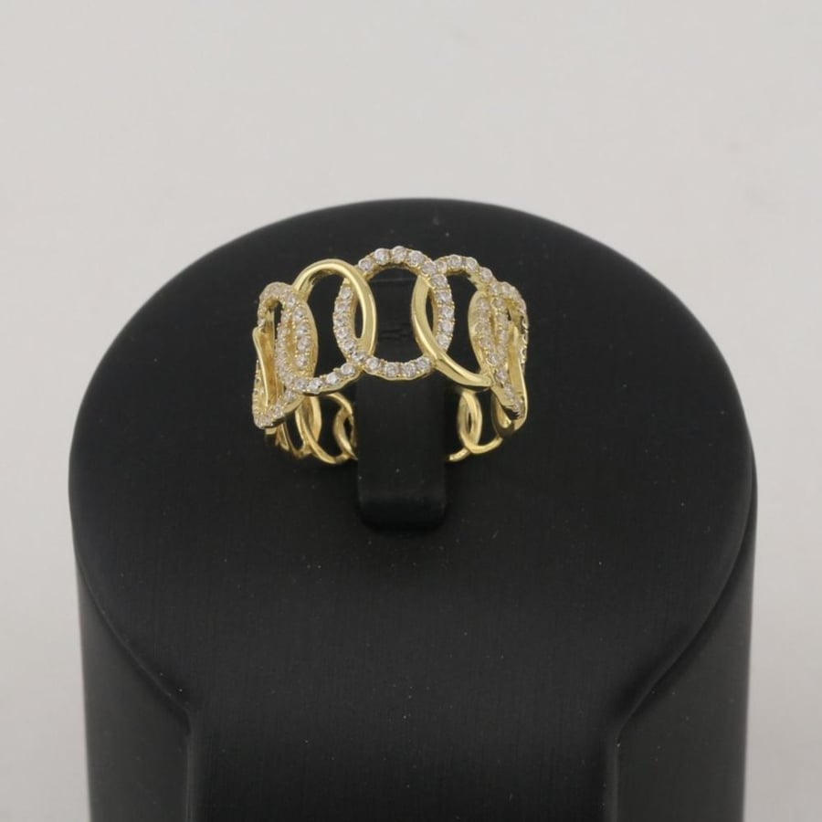 An oval gold ring with shiny parts - 18 karat