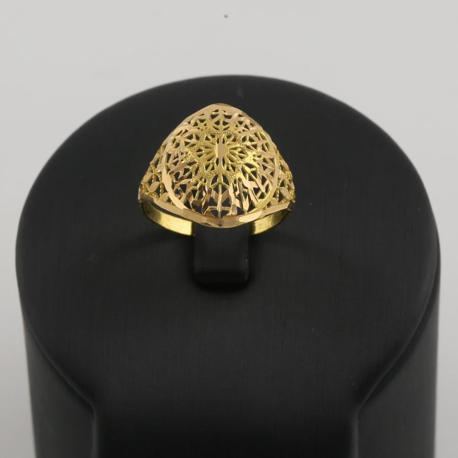 Gold ring with a domed circular decorated design - 21 karat