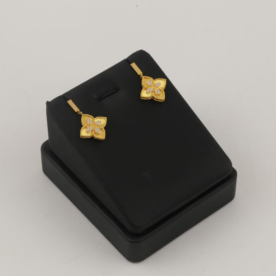Gold set with wavy shiny flower design - 21 karat