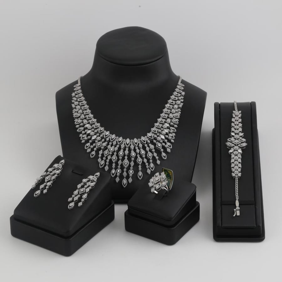 طقم ذهب ابيض انيق بتصميم الماس - عيار 18