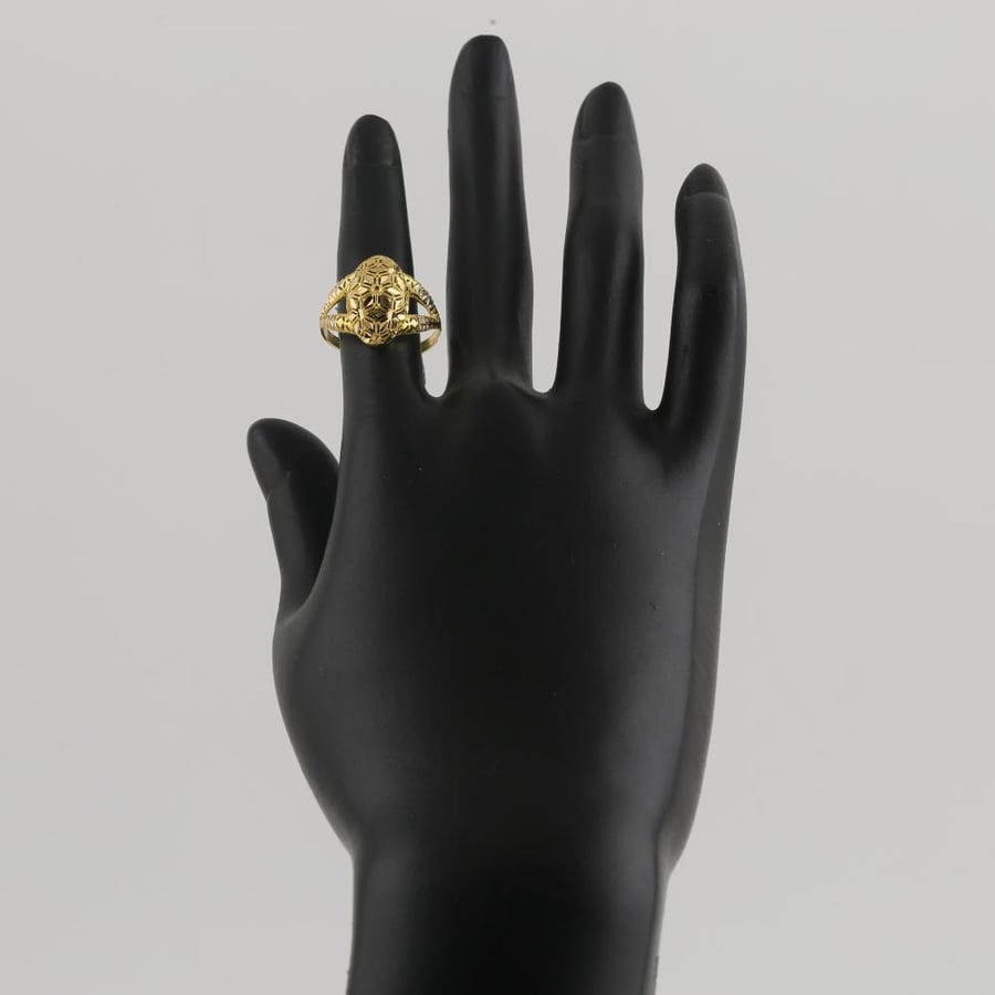 Decorative oval-shaped gold ring - 21 karat