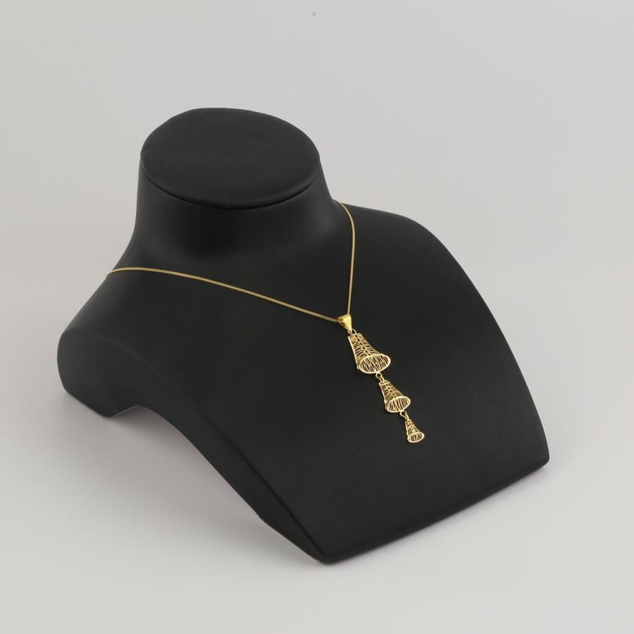 Half gold set with engraved decorative geometric comments - 21 karat