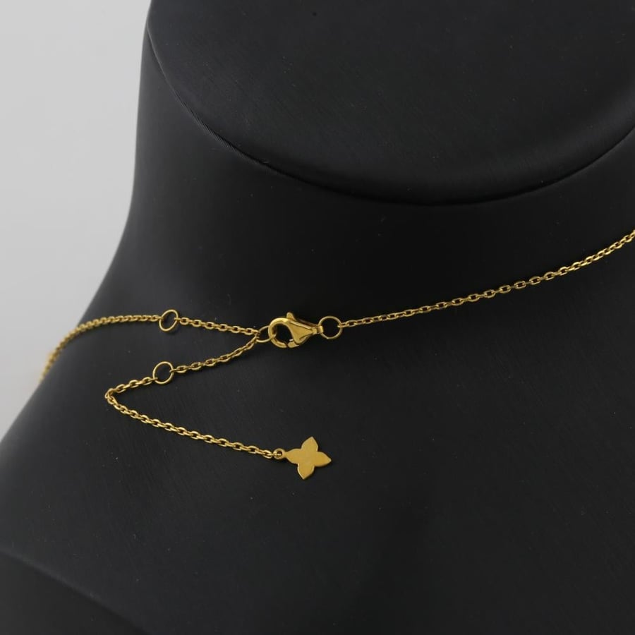 Gold set with wavy shiny flower design - 21 karat