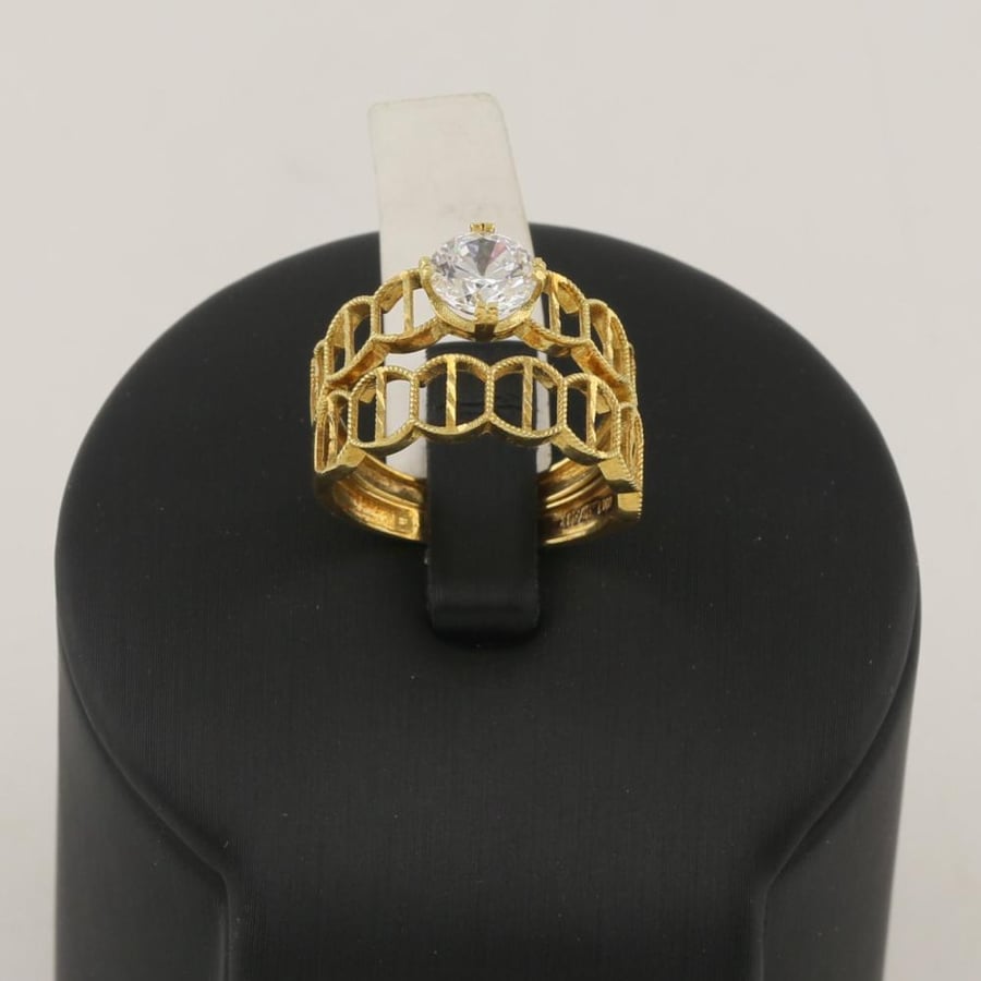 Tunz oval gold ring with a shiny line with a diamond design - 18 karat