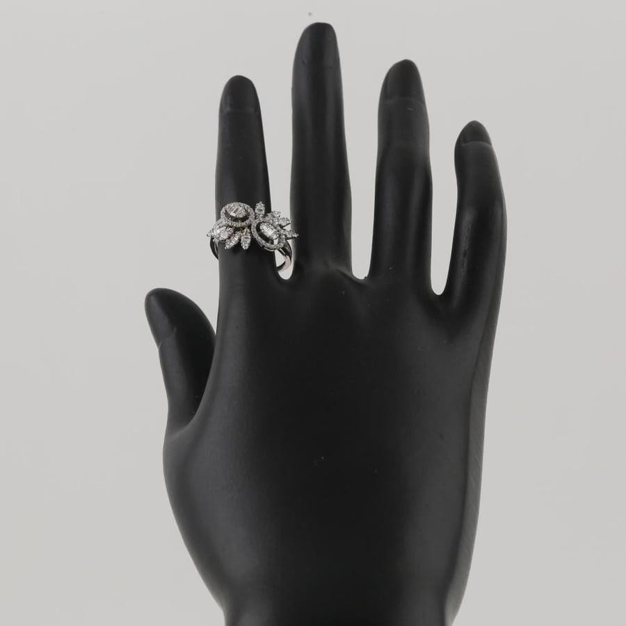 White gold ring with a specific crystal design and oval shape - 18 karat