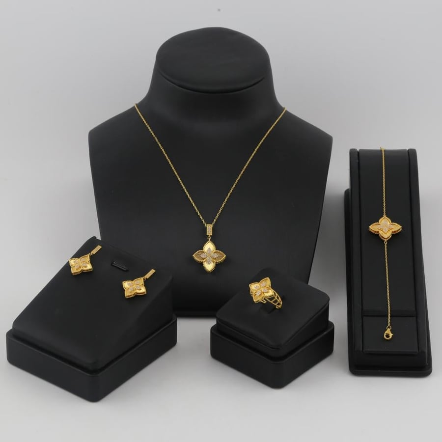 Gold set with wavy shiny flower design - 21 karat