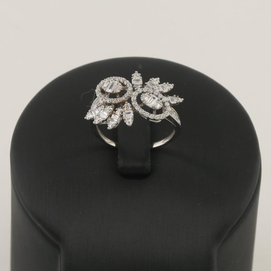 White gold ring with a specific crystal design and oval shape - 18 karat