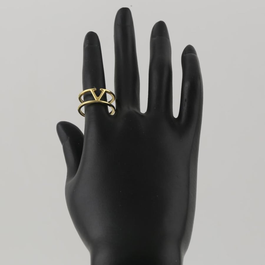 Gold ring with V letter design - 18 karat