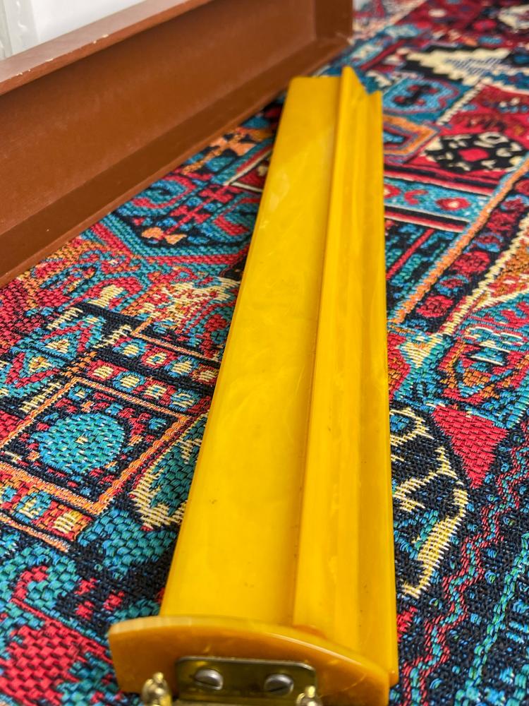 مسطرة صب قديم (أصفر)