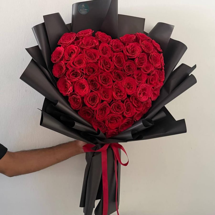 باقة ورد احمر على شكل قلب بتغليف اسود