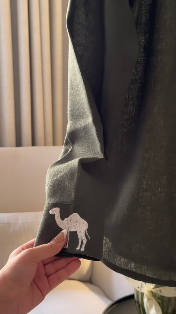 قميص اليوم الوطني السعودي زيتي بتصميم +966