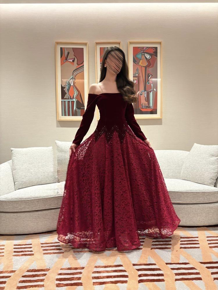 Elegant Off-Shoulder Women's Dress - فستان نسائي أنيق بكتف مكشوف