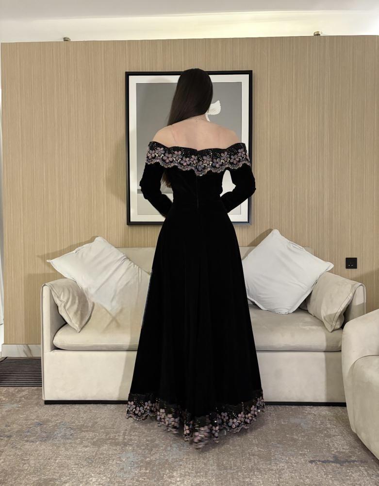 Elegant Black Velvet Dress - فستان أسود مخملي أنيق