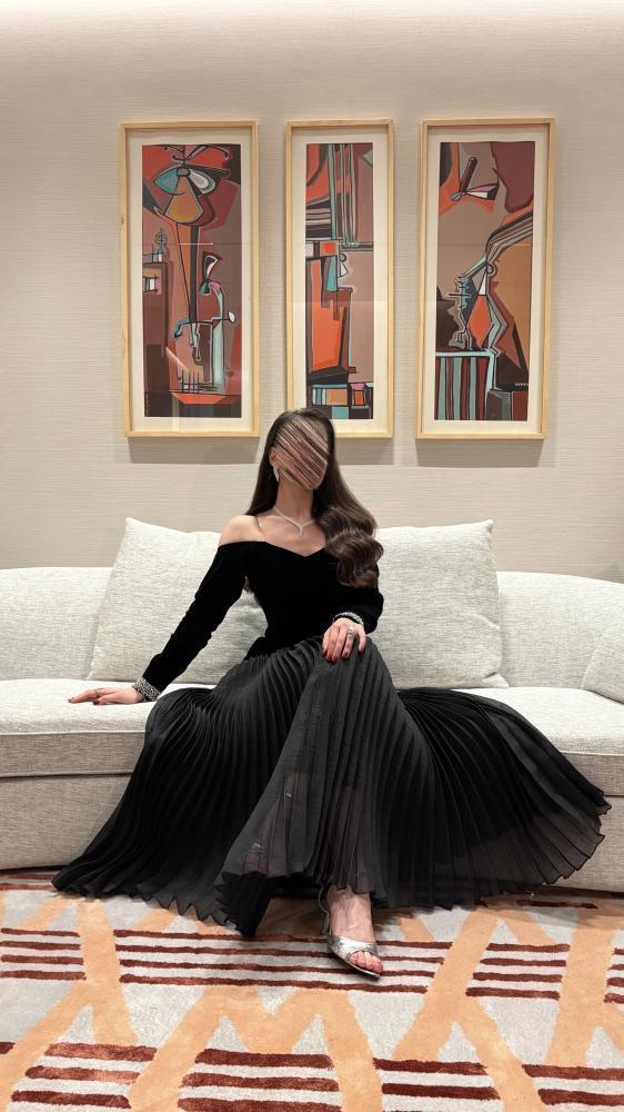 Elegant Black Off-Shoulder Dress فستان أسود أنيق مكشوف الأكتاف
