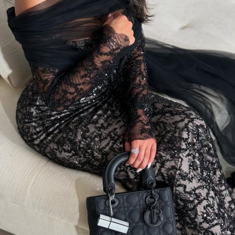 فستان سهرة أسود دانتيل فاخر بأكمام طويلة