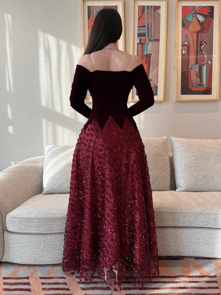Elegant Off-Shoulder Velvet Evening Dress - فستان سهرة مخملي أنيق مكشوف الأكتاف