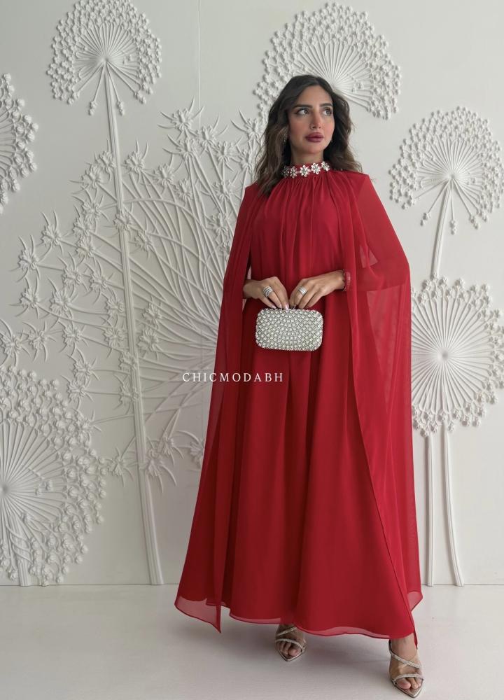 فستان شيفون ناعم طويل بتصميم قطعتين وكيب انسيابي مزين بالكري