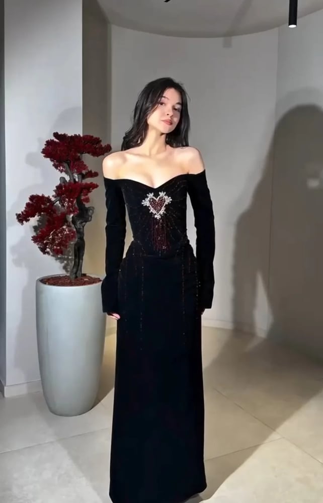 فستان سهرة أسود جوخ على تطريز طويل للمناسبات والأعراس متجر مولين