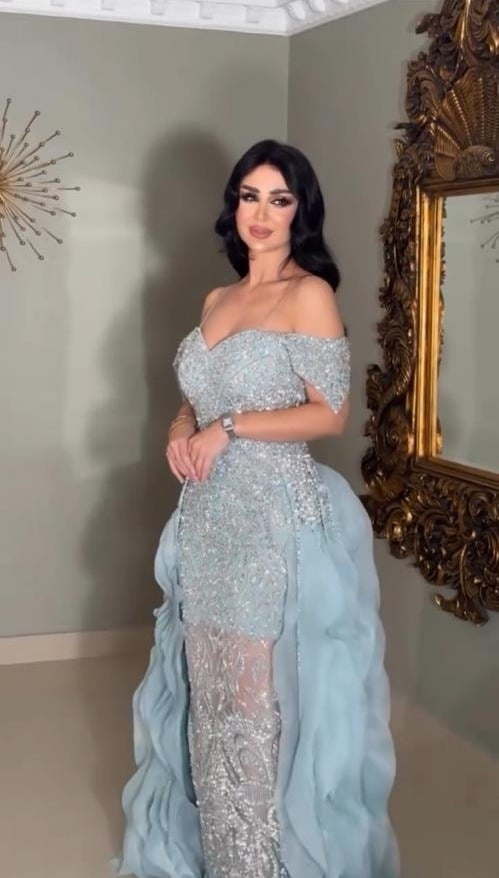 فستان سهره وردي واخضر وسماوي