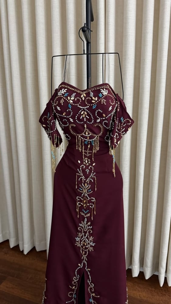فستان سهرة برغندي باربي وتطريز يدوي طويل للمناسبات والأعراس متجر مولين