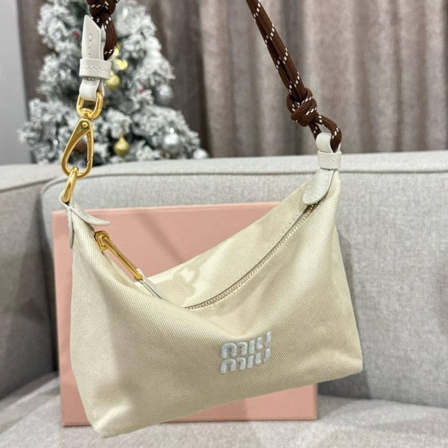 شنطة ميو ميو مقاس 18.5cm
