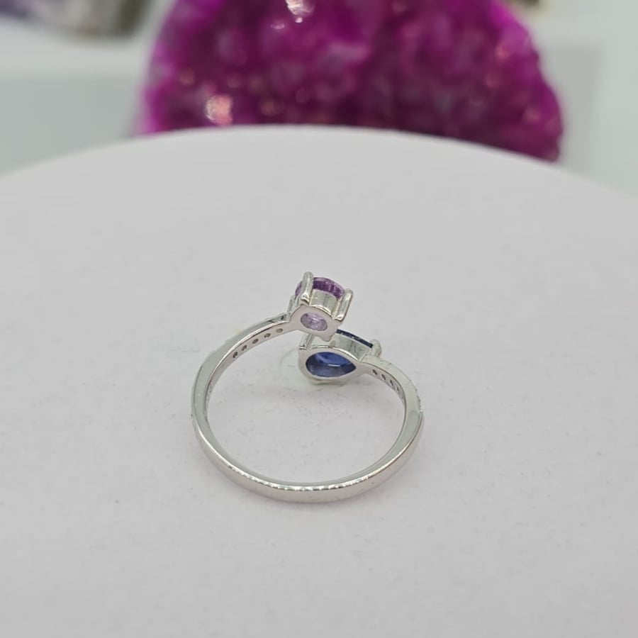 Women's ring encrusted with amethyst and sapphire stones