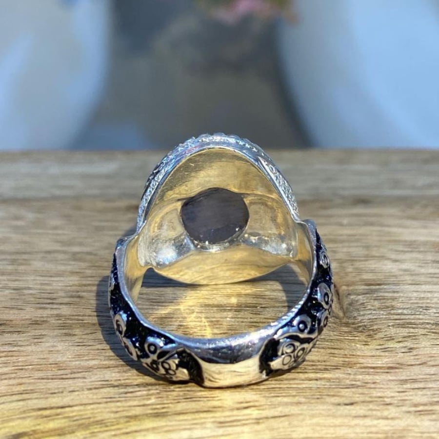 A Yemeni agate ring with a picture