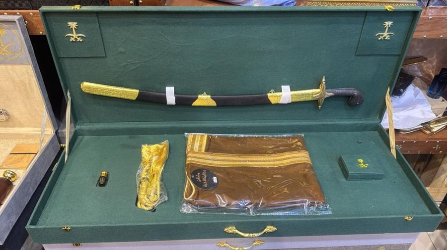 A ready gift set including the sword, the bisht, and the oud with an elegant royal coordination