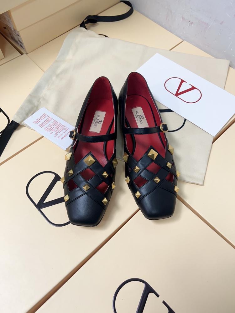 حذاء Valentino فاخر