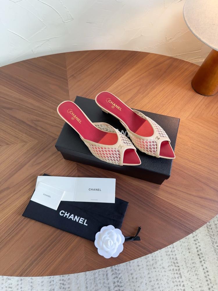 حذاء  Chanel  ميول شبكي فاخر بمقدمة مفتوحة وشعار CC