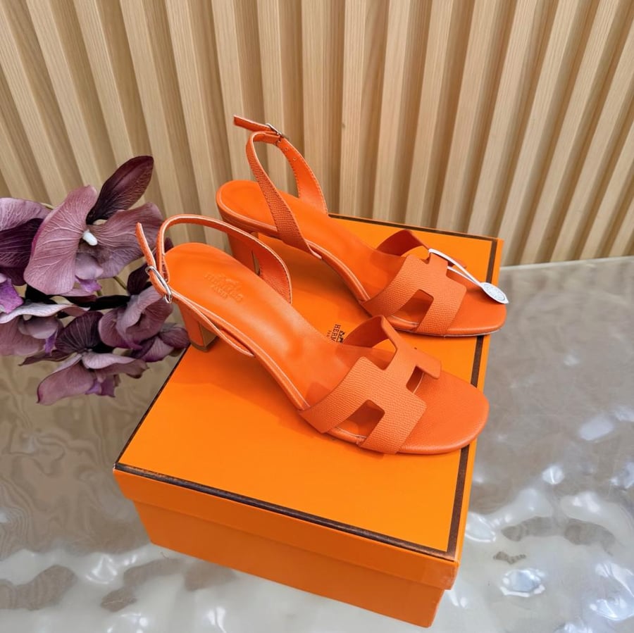 صندل  Hermès بكعب عريض تصميم Slingback