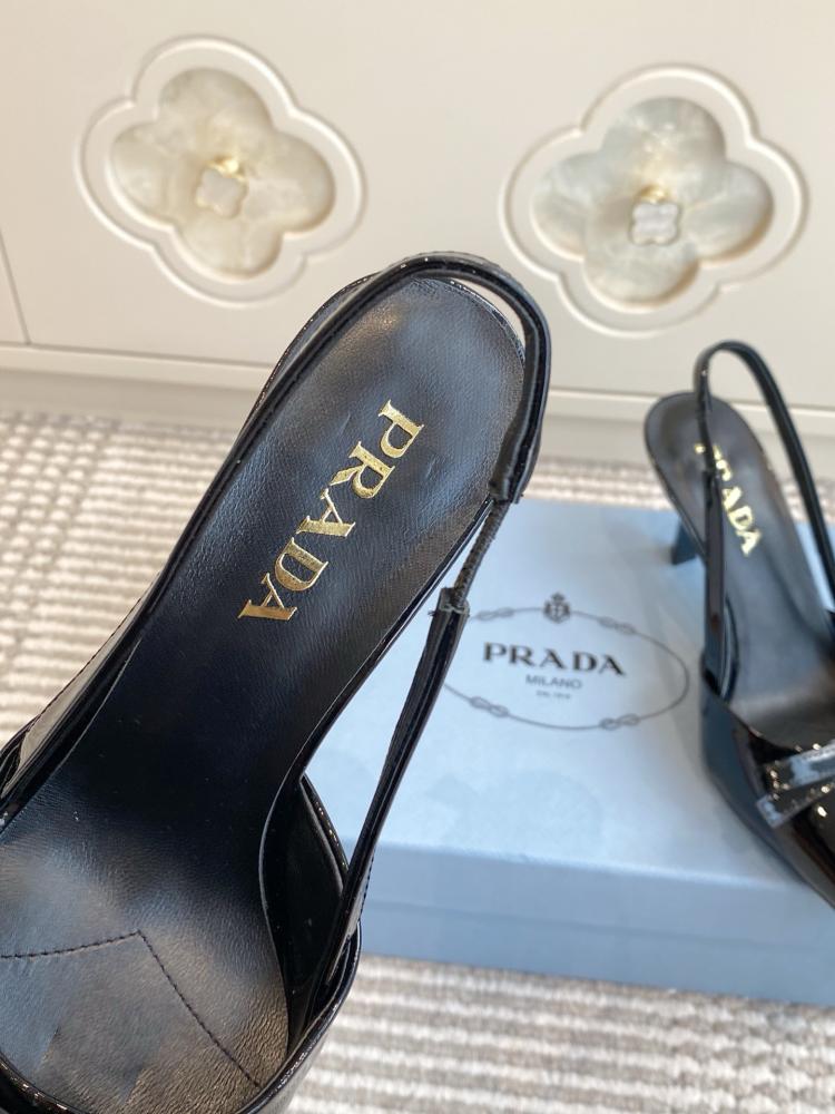 حذاء Prada فاخر