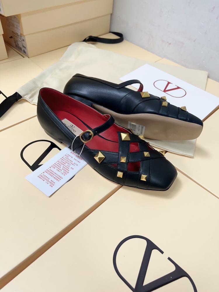 حذاء Valentino فاخر