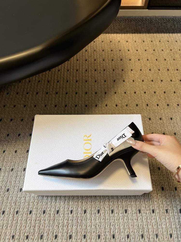 حذاء Dior فاخر