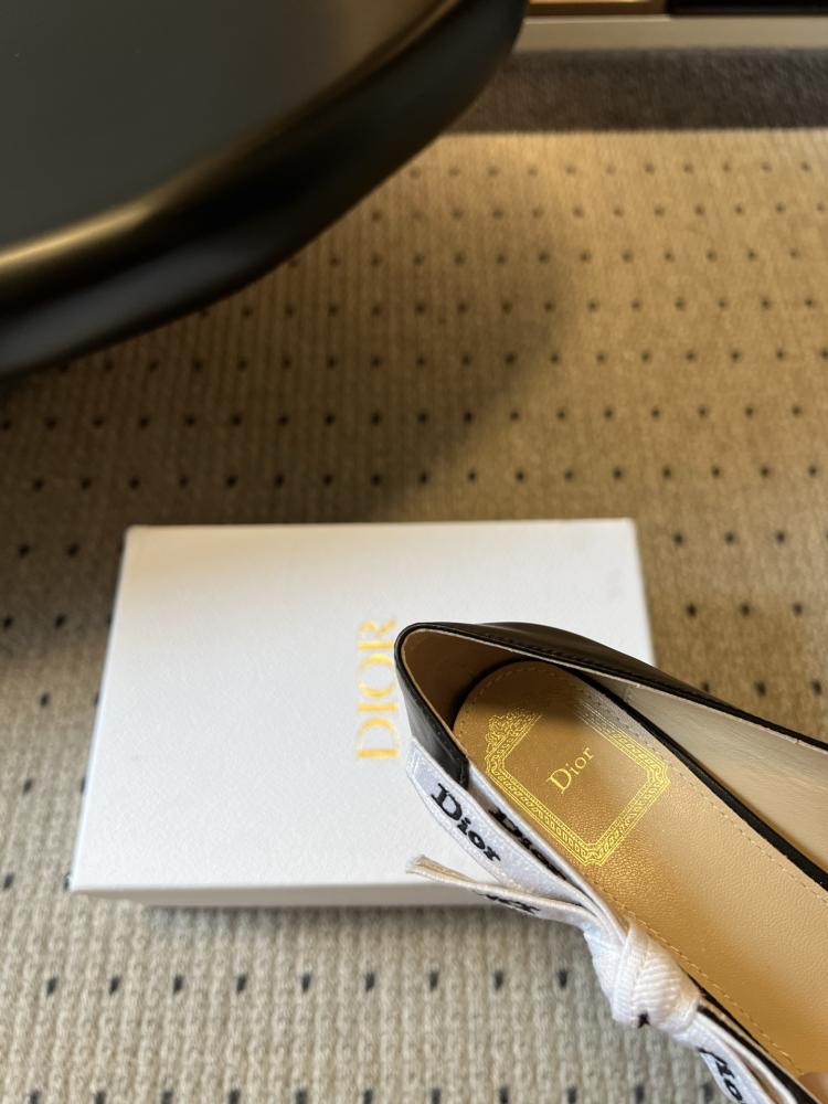 حذاء Dior فاخر