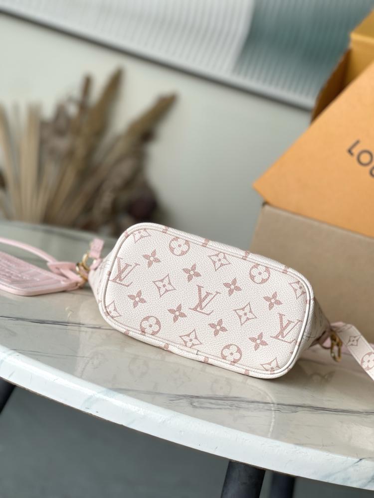 حقيبة لويس فيتون Louis Vuitton بنقشة المونوغرام باللون الوردي
